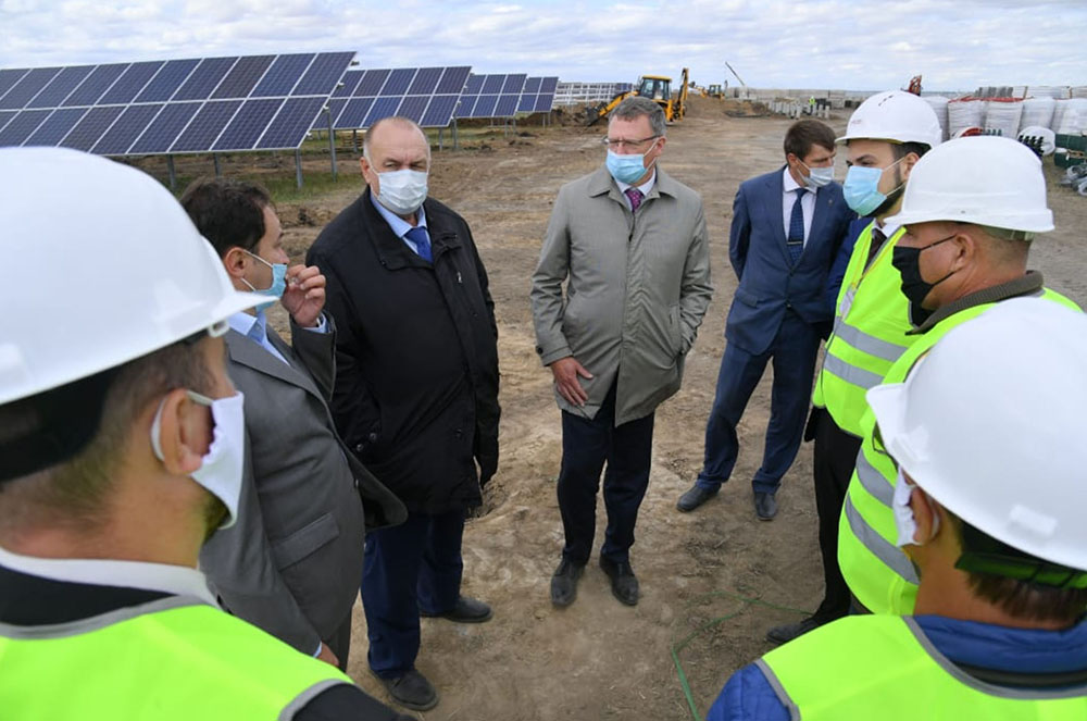В Нововаршавском районе активно ведутся работы по строительству солнечной электростанции
